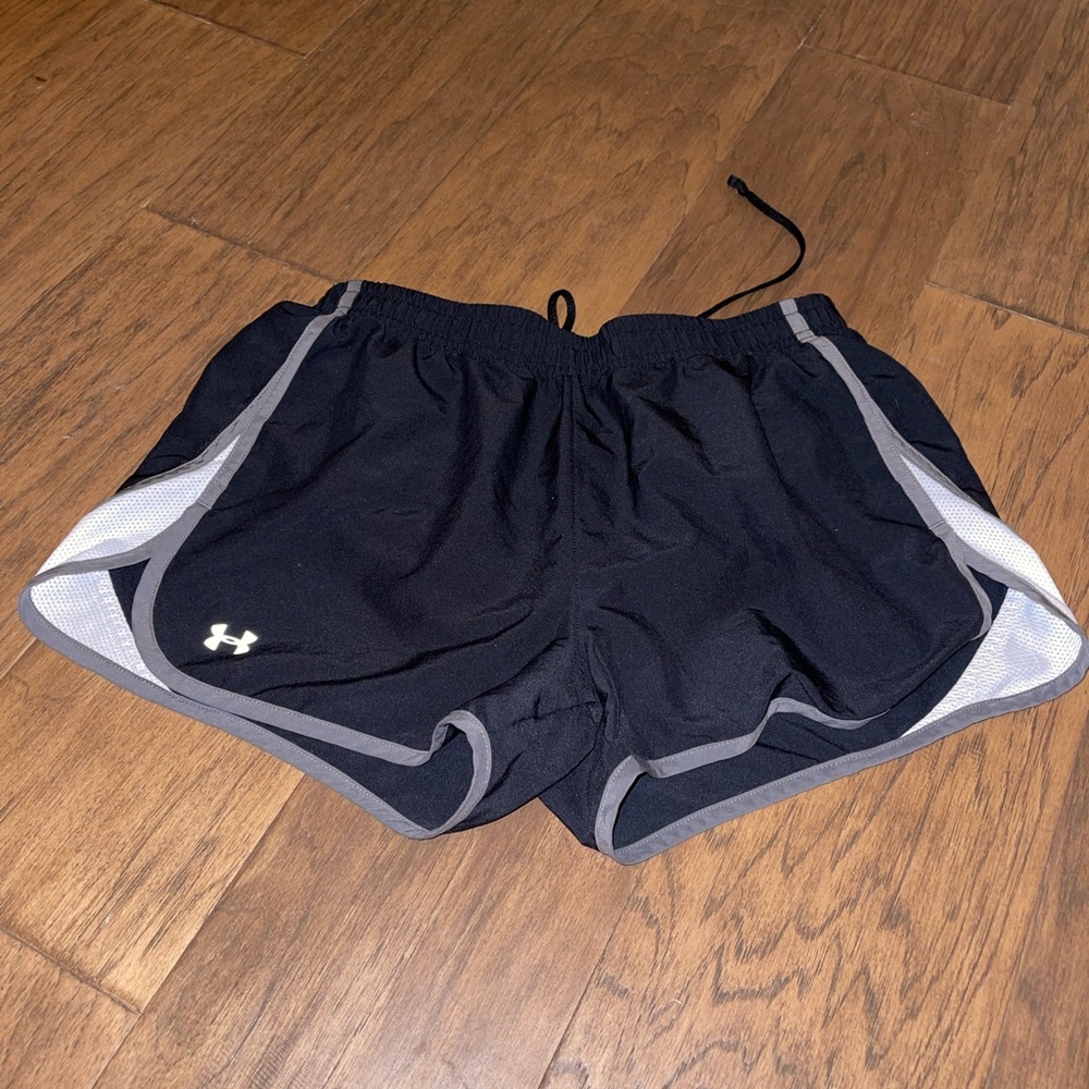 Womens Under Armour Black Semi fitted Shorts size Medium